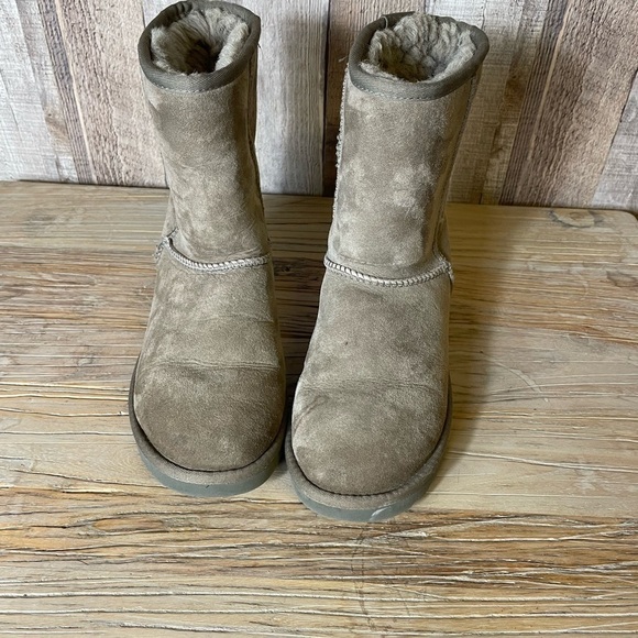 UGG Classic Short II - Picture 5 of 8